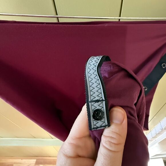 Lululemon Vinyasa Scarf in Maroon - Picture 3 of 6